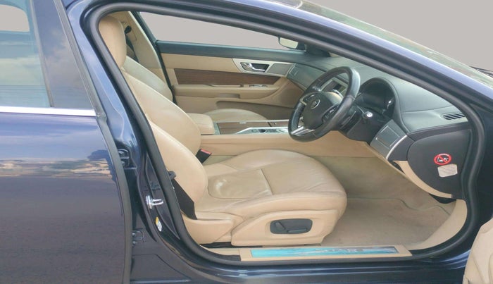 2015 Jaguar XF 2.2 DIESEL LUXURY, Diesel, Automatic, 57,159 km, Right Side Front Door Cabin