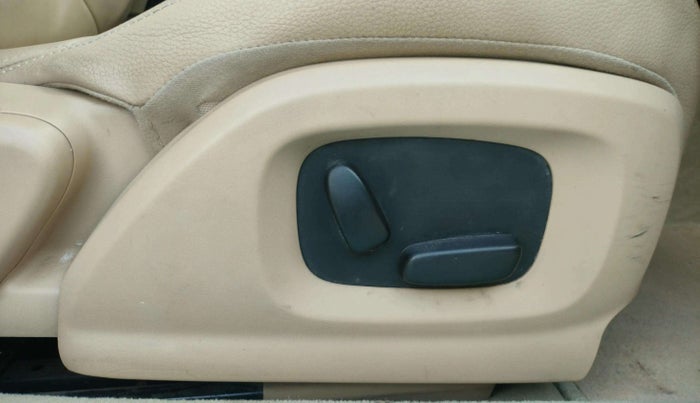 2015 Jaguar XF 2.2 DIESEL LUXURY, Diesel, Automatic, 57,159 km, Driver Side Adjustment Panel