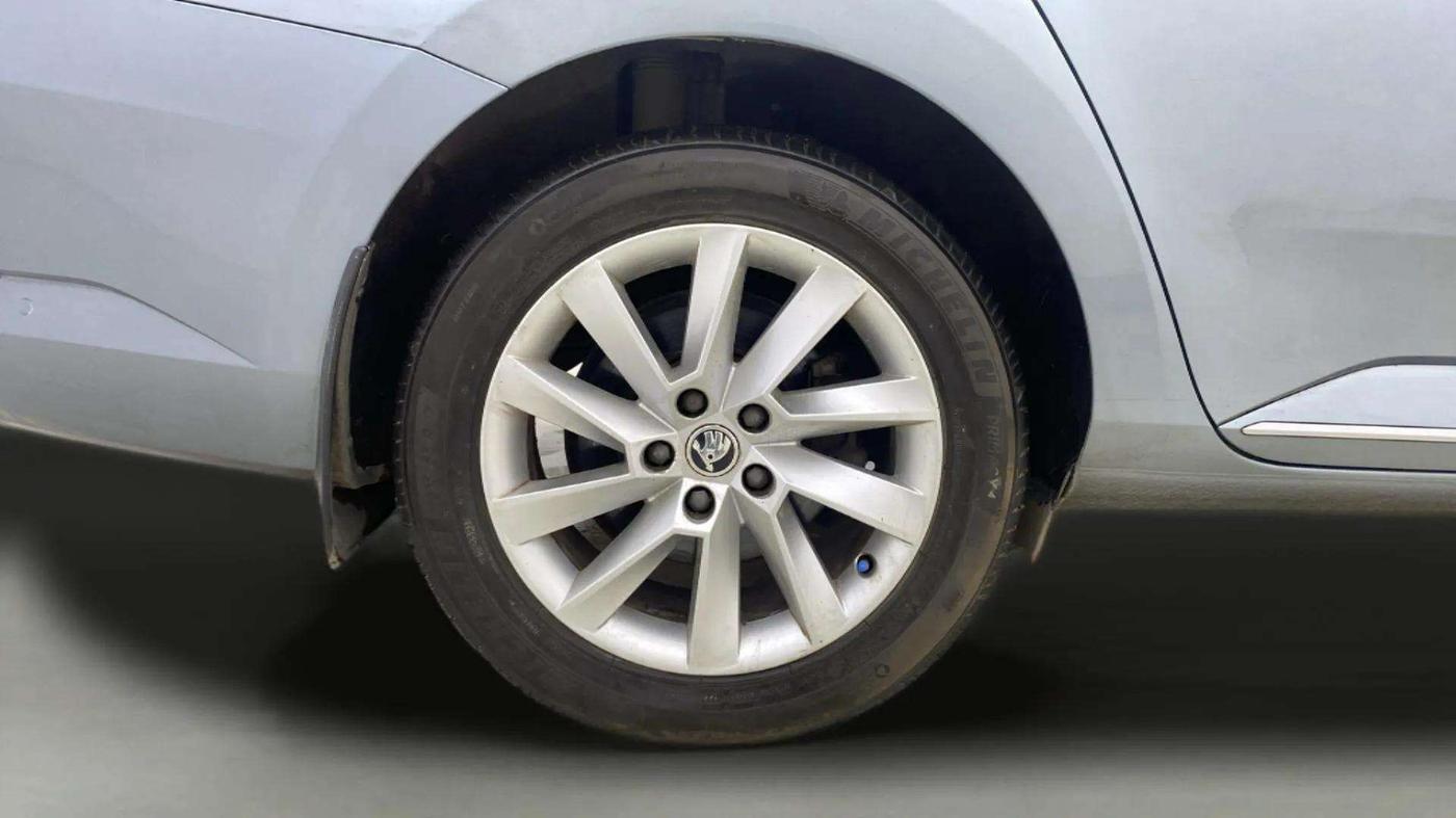 2018 Skoda Superb L&K 1.8 TSI AT, Petrol, Automatic, 61,153 km, Right Rear Wheel