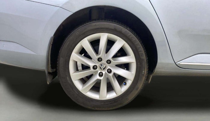 2018 Skoda Superb L&K 1.8 TSI AT, Petrol, Automatic, 60,770 km, Right Rear Wheel