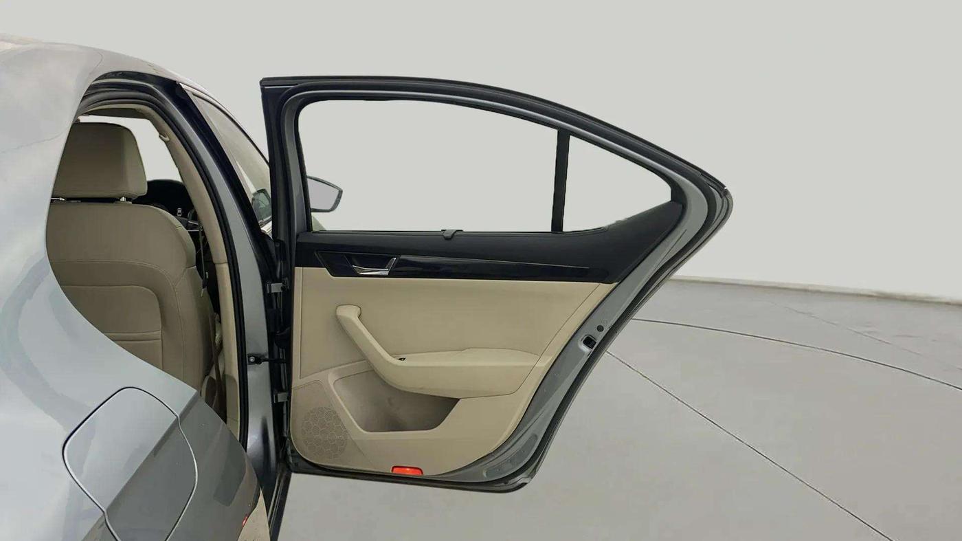 2018 Skoda Superb L&K 1.8 TSI AT, Petrol, Automatic, 61,153 km, RHS Rear Door