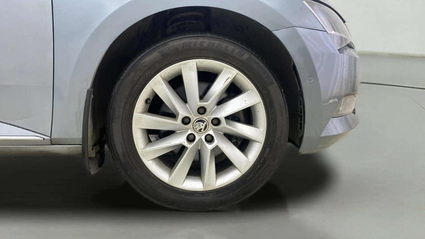 2018 Skoda Superb L&K 1.8 TSI AT, Petrol, Automatic, 61,153 km, Right Front Wheel