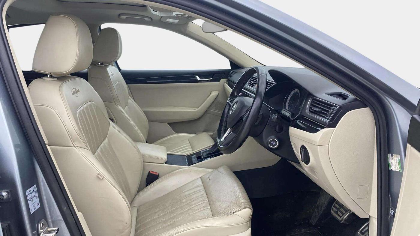 2018 Skoda Superb L&K 1.8 TSI AT, Petrol, Automatic, 61,153 km, Right Side Front Door Cabin