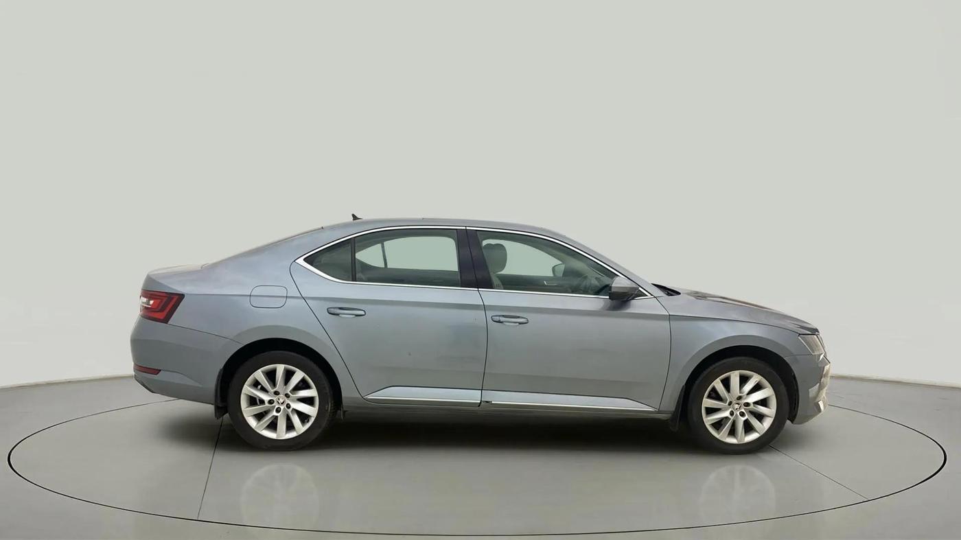 2018 Skoda Superb L&K 1.8 TSI AT, Petrol, Automatic, 61,153 km, Right Side View