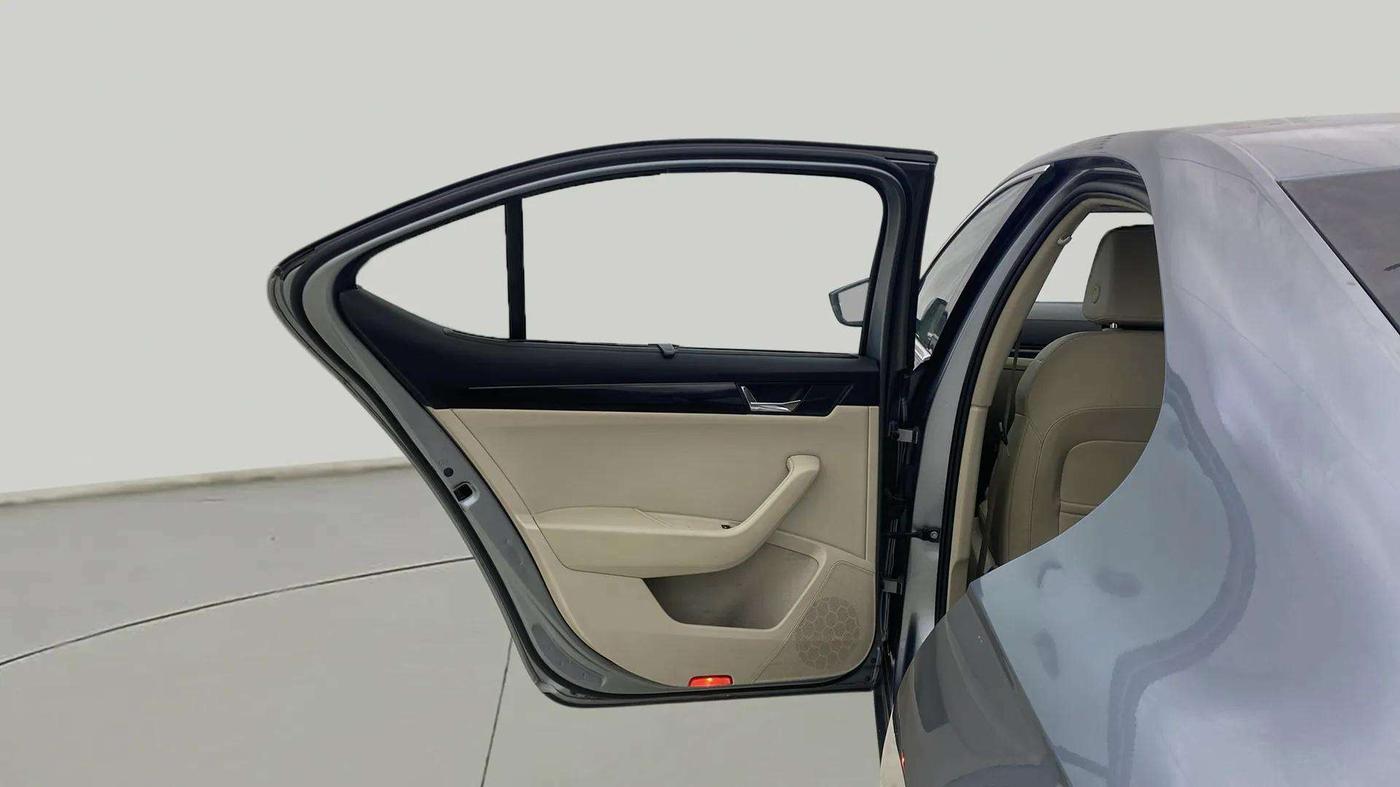 2018 Skoda Superb L&K 1.8 TSI AT, Petrol, Automatic, 61,153 km, LHS Rear Door
