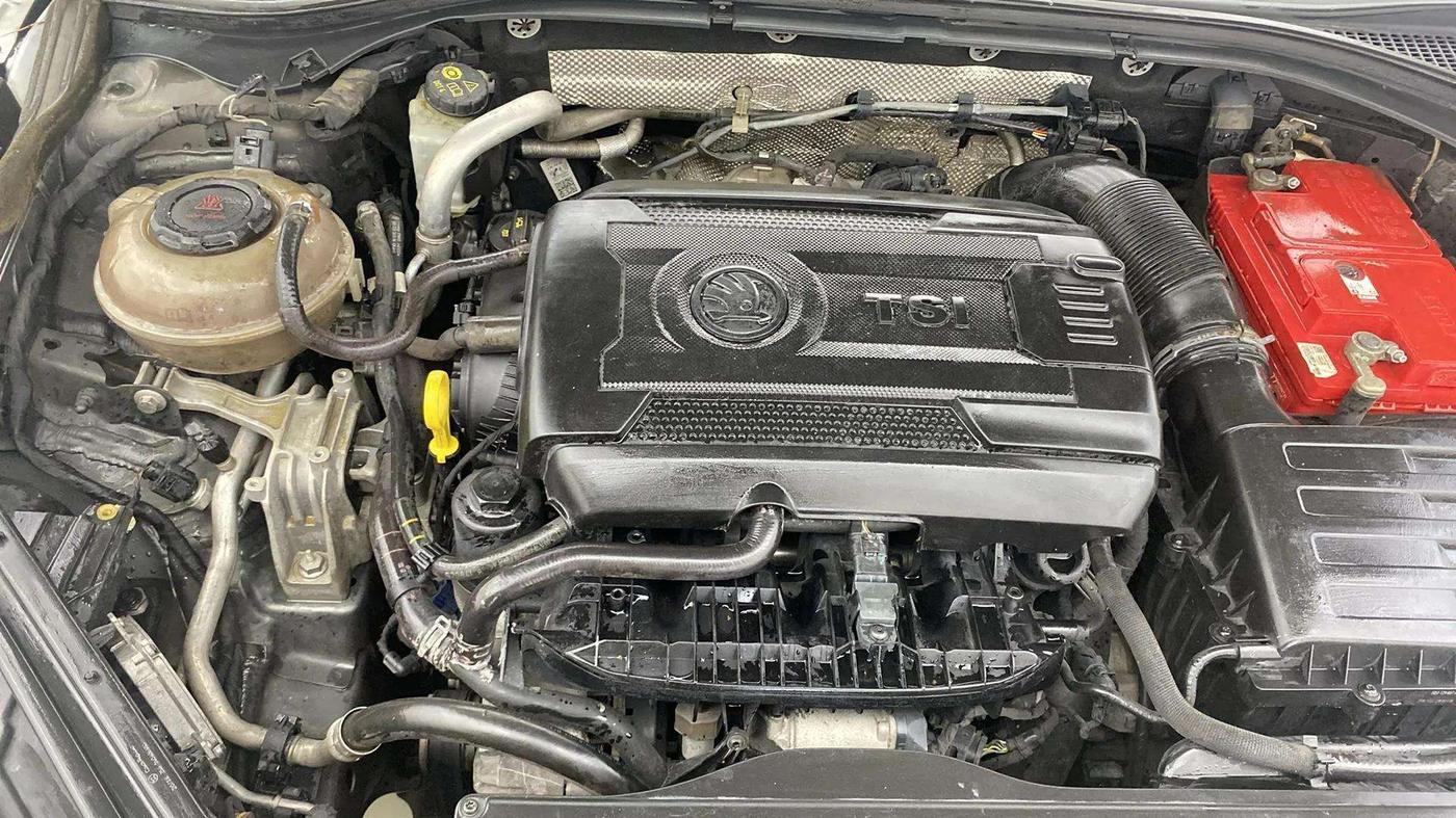 2018 Skoda Superb L&K 1.8 TSI AT, Petrol, Automatic, 61,153 km, Engine View - Right
