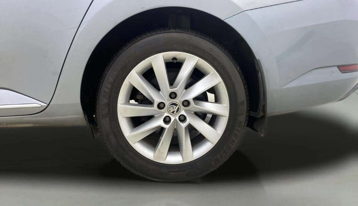 2018 Skoda Superb L&K 1.8 TSI AT, Petrol, Automatic, 60,770 km, Left Rear Wheel