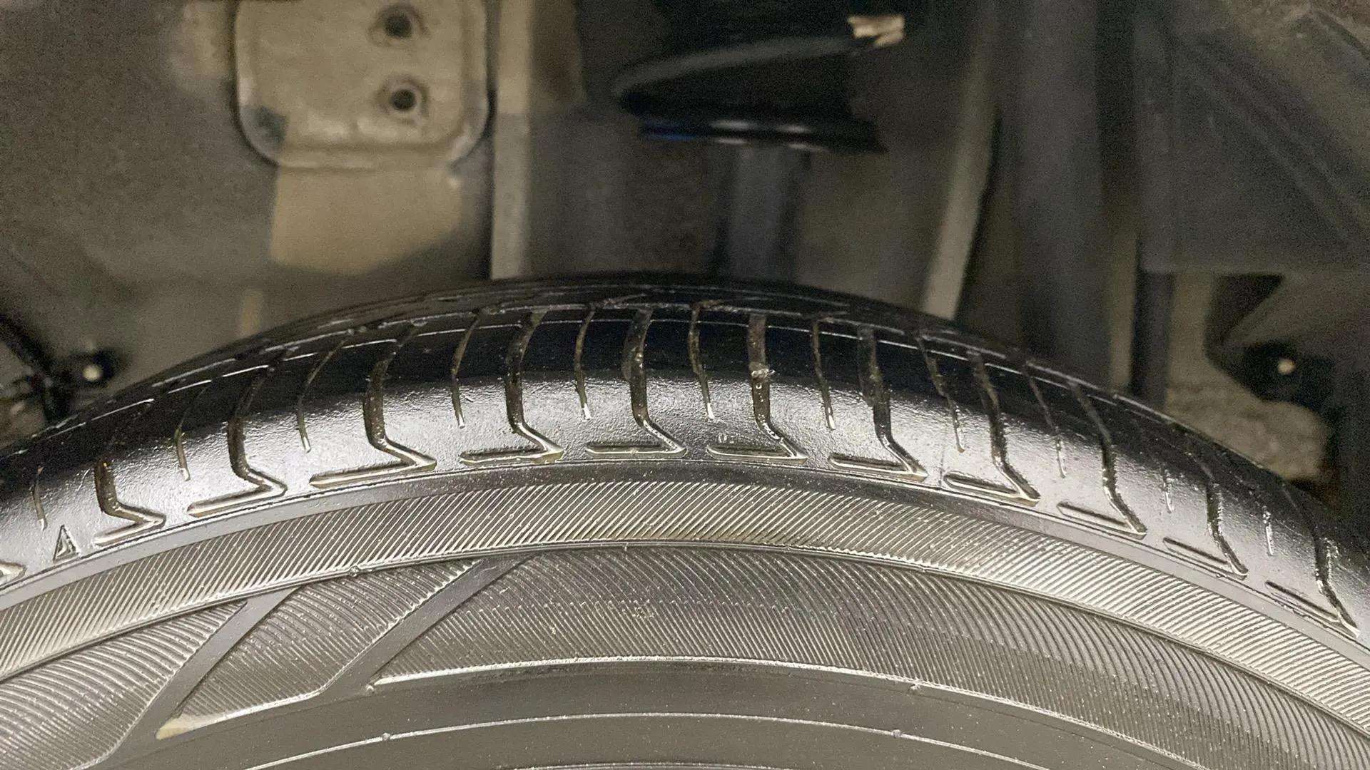 LHS-Rear-Tyre-Tread-21