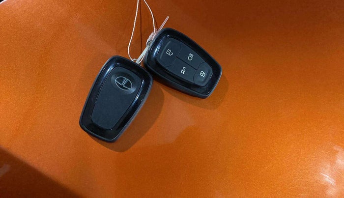 2021 Tata PUNCH CREATIVE  1.2 RTN DUAL TONE, Petrol, Manual, 10,538 km, Key Close Up