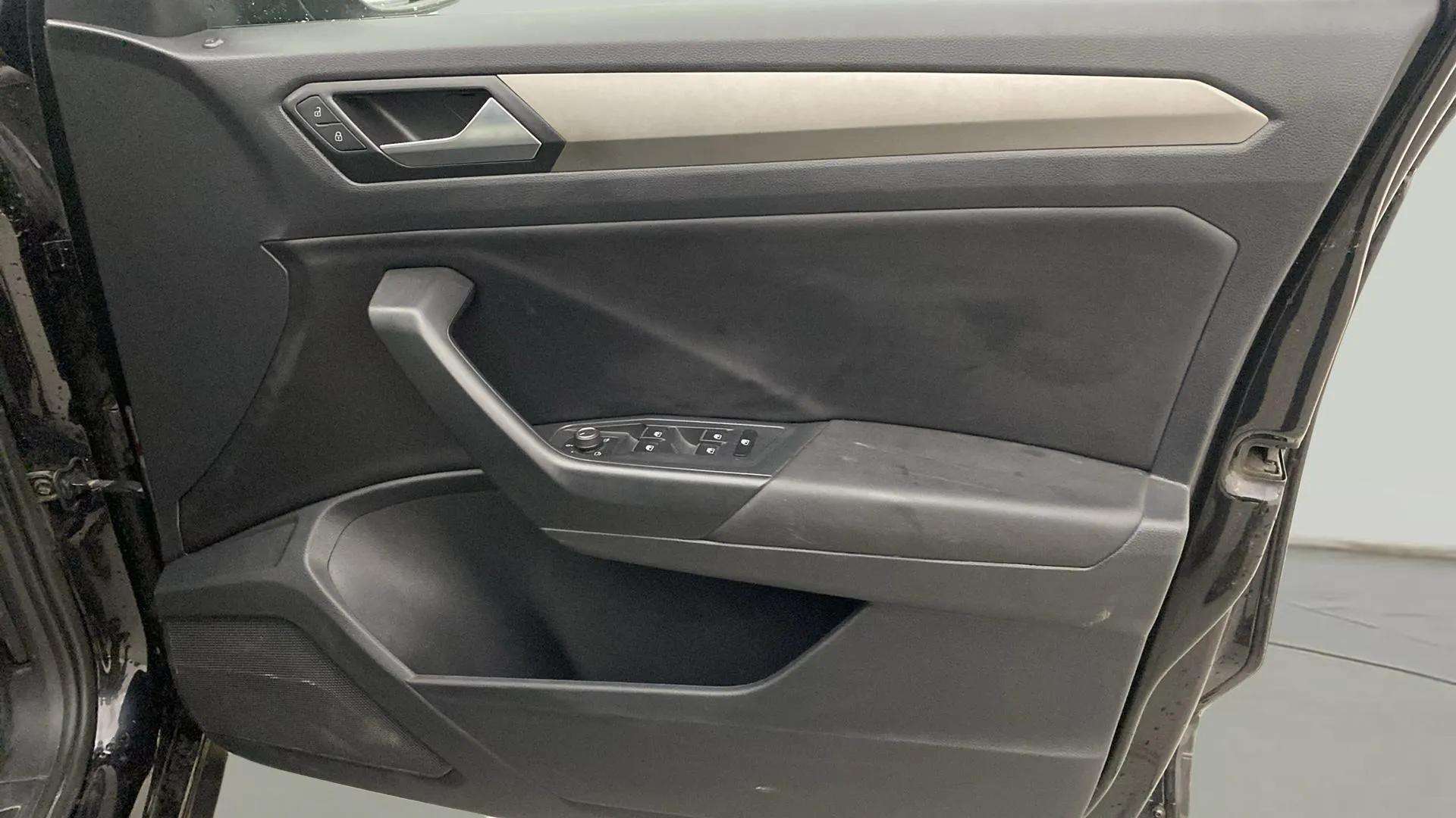 Driver-side-door-panel-control-39