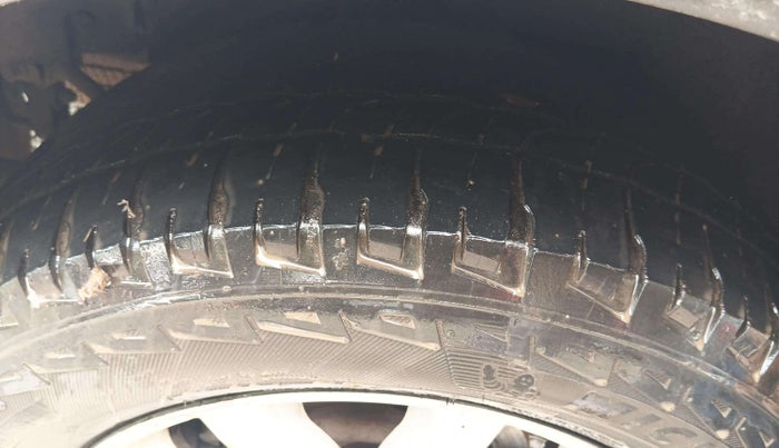 2015 Mahindra XUV500 W10, Diesel, Manual, 1,70,000 km, Right Rear Tyre Tread