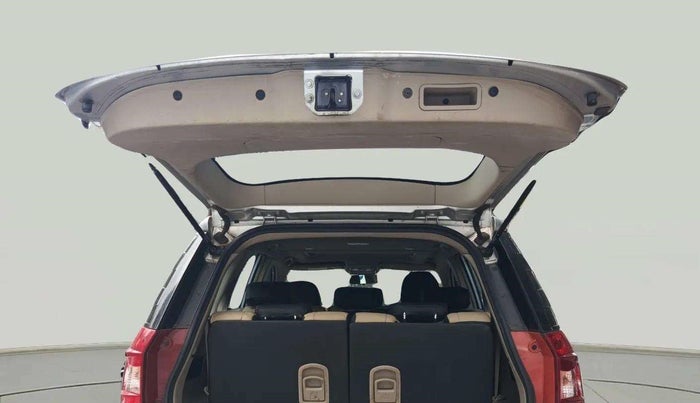 2015 Mahindra XUV500 W10, Diesel, Manual, 1,70,000 km, Boot Door Open