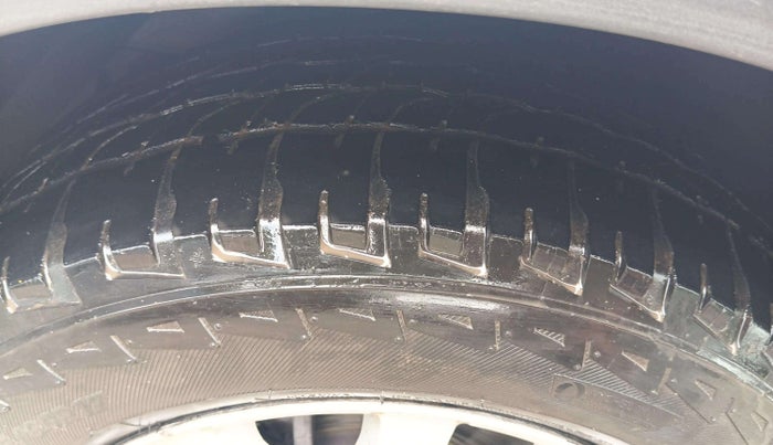 2015 Mahindra XUV500 W10, Diesel, Manual, 1,70,000 km, Left Front Tyre Tread