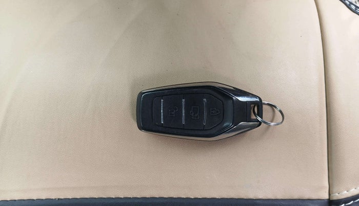 2015 Mahindra XUV500 W10, Diesel, Manual, 1,70,000 km, Key Close Up