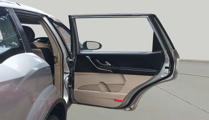 2015 Mahindra XUV500 W10, Diesel, Manual, 1,70,000 km, RHS Rear Door