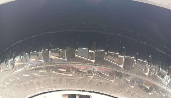 2015 Mahindra XUV500 W10, Diesel, Manual, 1,70,000 km, Right Front Tyre Tread