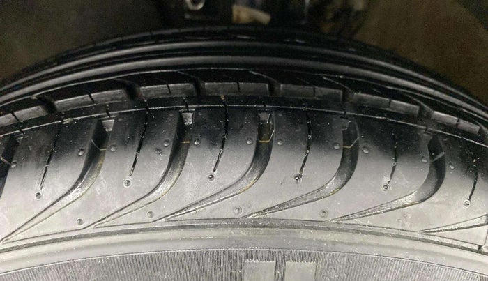 2014 Volkswagen Vento HIGHLINE DIESEL 1.6, Diesel, Manual, 1,20,303 km, Left Front Tyre Tread