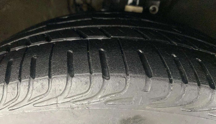 2014 Volkswagen Vento HIGHLINE DIESEL 1.6, Diesel, Manual, 1,20,303 km, Right Front Tyre Tread