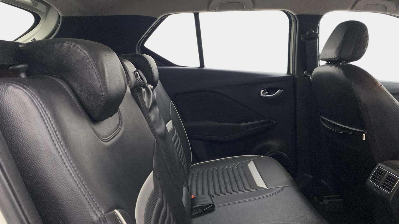 2019 Nissan Kicks XV 1.5, Petrol, Manual, 33,077 km, Right Side Rear Door Cabin