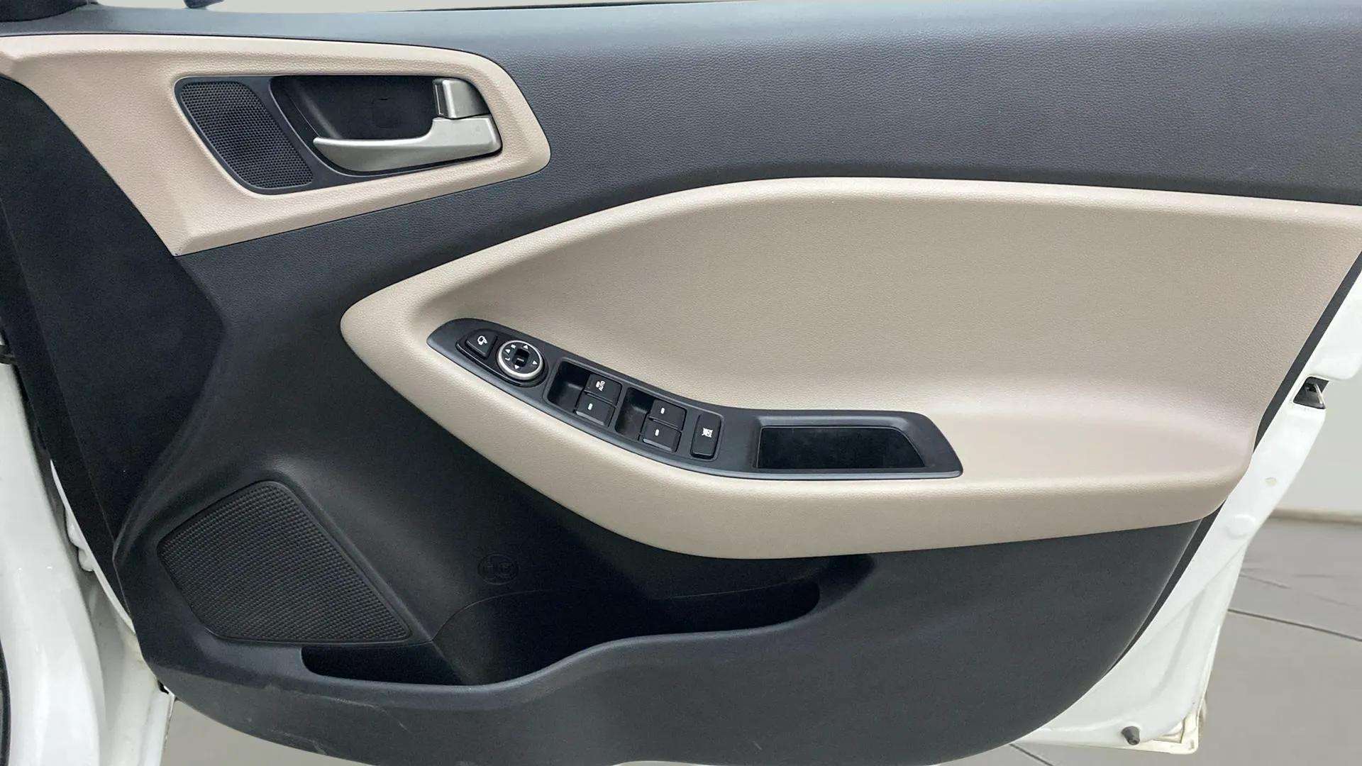 Driver-side-door-panel-control-39