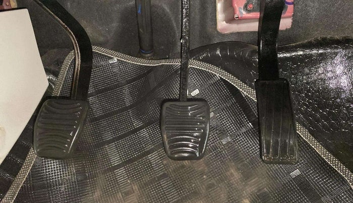 2020 Mahindra XUV300 W8(O) 1.2 PETROL DUAL TONE, Petrol, Manual, 66,817 km, Pedals