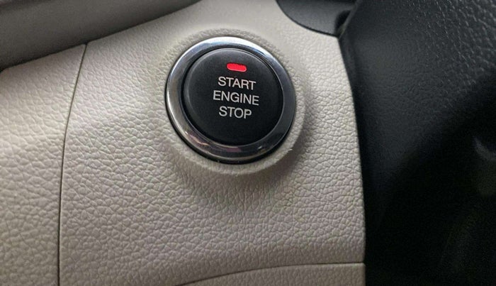 2020 Mahindra XUV300 W8(O) 1.2 PETROL DUAL TONE, Petrol, Manual, 66,817 km, Keyless Start/ Stop Button