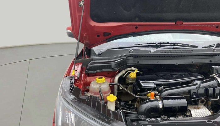 2020 Mahindra XUV300 W8(O) 1.2 PETROL DUAL TONE, Petrol, Manual, 66,817 km, Engine View - Right