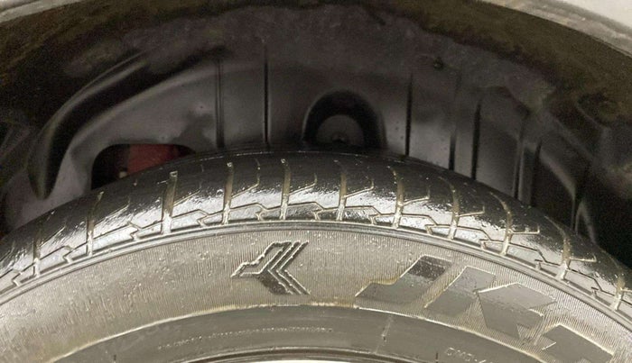 2020 Mahindra XUV300 W8(O) 1.2 PETROL DUAL TONE, Petrol, Manual, 66,817 km, Left Front Tyre Tread