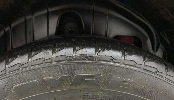 2020 Mahindra XUV300 W8(O) 1.2 PETROL DUAL TONE, Petrol, Manual, 66,817 km, Right Rear Tyre Tread