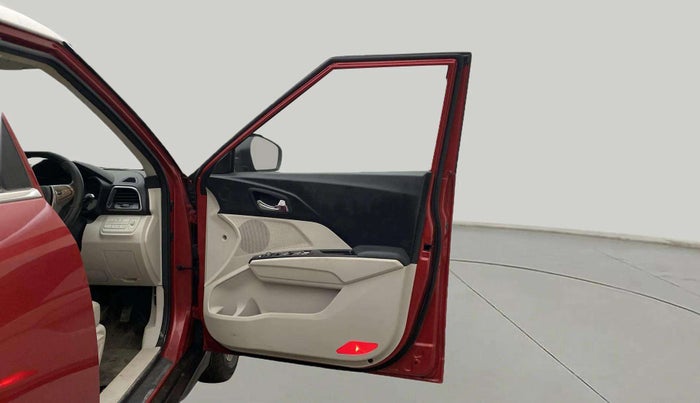 2020 Mahindra XUV300 W8(O) 1.2 PETROL DUAL TONE, Petrol, Manual, 66,817 km, RHS Front Door