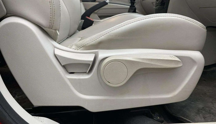 2020 Mahindra XUV300 W8(O) 1.2 PETROL DUAL TONE, Petrol, Manual, 66,817 km, Driver Side Adjustment Panel