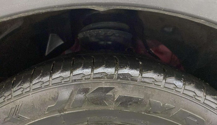 2020 Mahindra XUV300 W8(O) 1.2 PETROL DUAL TONE, Petrol, Manual, 66,817 km, Right Front Tyre Tread