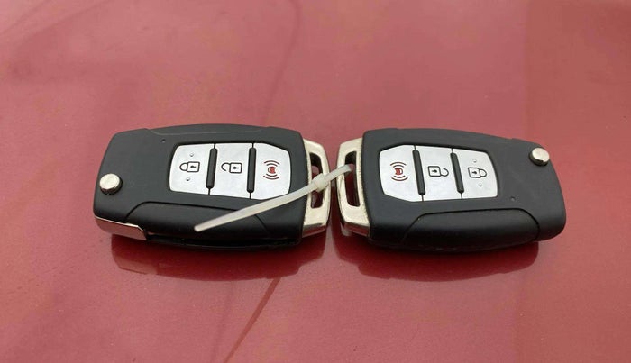 2020 Mahindra XUV300 W8(O) 1.2 PETROL DUAL TONE, Petrol, Manual, 66,817 km, Key Close Up