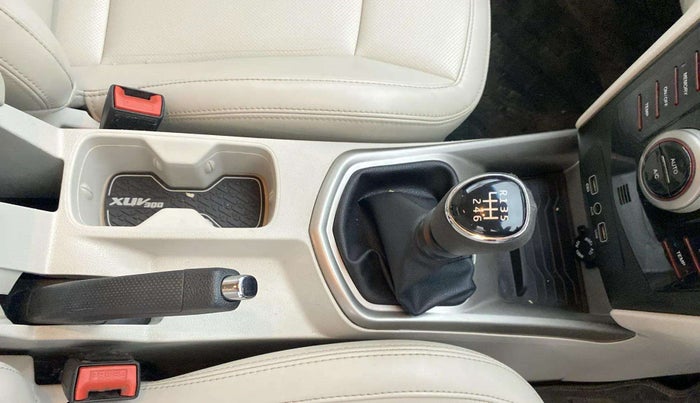 2020 Mahindra XUV300 W8(O) 1.2 PETROL DUAL TONE, Petrol, Manual, 66,817 km, Gear Lever