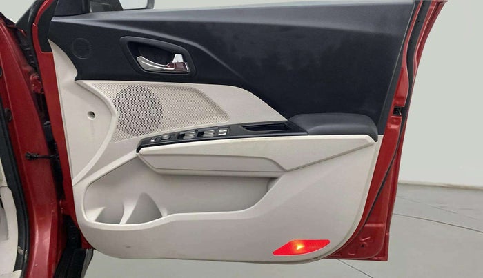 2020 Mahindra XUV300 W8(O) 1.2 PETROL DUAL TONE, Petrol, Manual, 66,817 km, Driver Side Door Panels Control