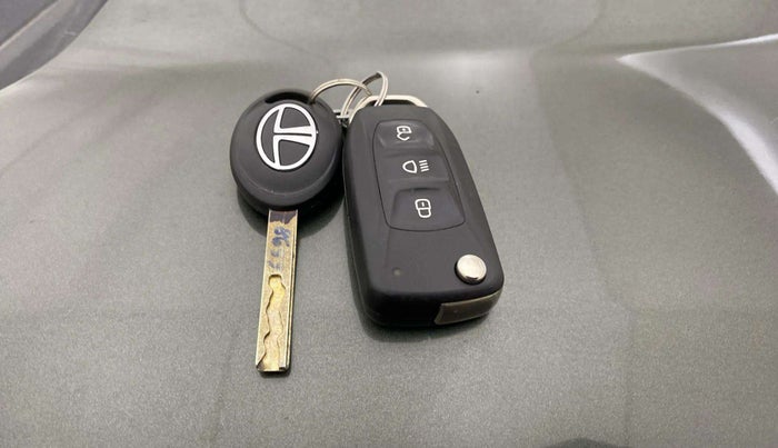 2021 Tata NEXON XM SUNROOF PETROL, Petrol, Manual, 59,727 km, Key Close Up
