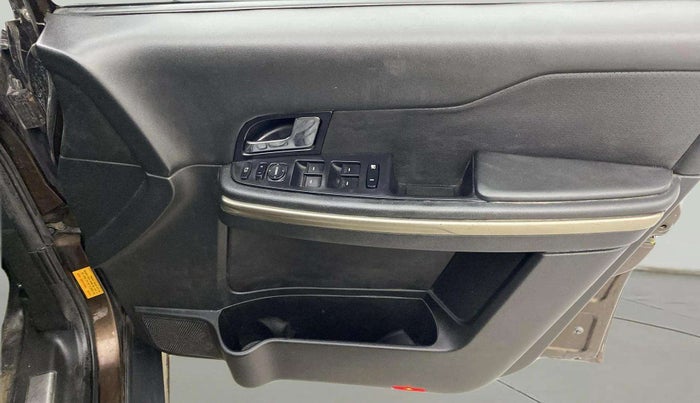 2018 Tata Hexa XT 4X2 7 STR, Diesel, Manual, 1,29,969 km, Driver Side Door Panels Control