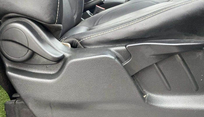 2018 Tata Hexa XT 4X2 7 STR, Diesel, Manual, 1,29,969 km, Driver Side Adjustment Panel