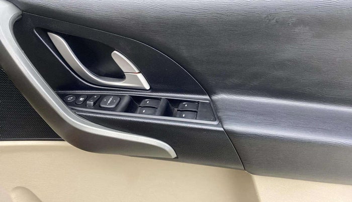 2016 Mahindra XUV500 W10, Diesel, Manual, 1,10,513 km, Driver Side Door Panels Control