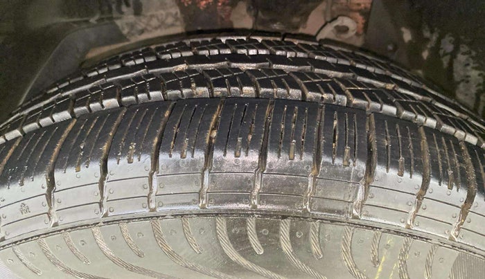 2016 Mahindra XUV500 W10, Diesel, Manual, 1,10,513 km, Left Front Tyre Tread