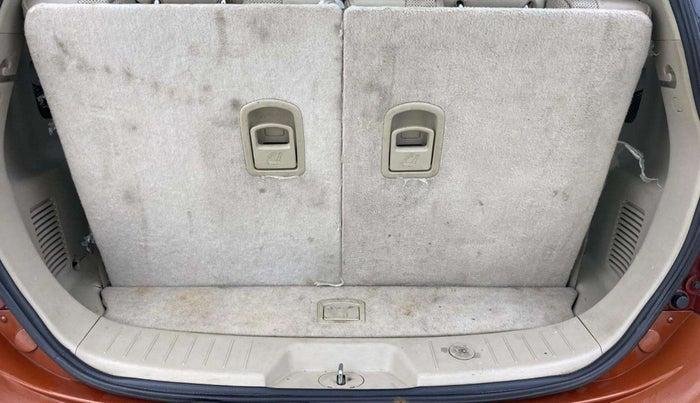 2016 Mahindra XUV500 W10, Diesel, Manual, 1,10,513 km, Boot Inside