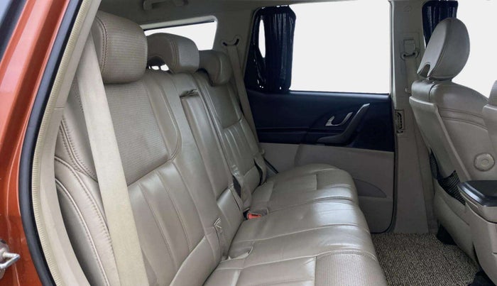 2016 Mahindra XUV500 W10, Diesel, Manual, 1,10,513 km, Right Side Rear Door Cabin