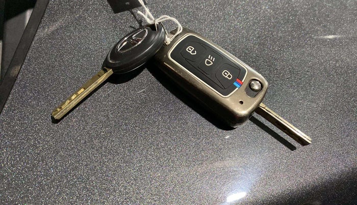 2024 Tata NEXON SMART+ SUNROOF 1.2 PETROL, Petrol, Manual, 7,194 km, Key Close Up