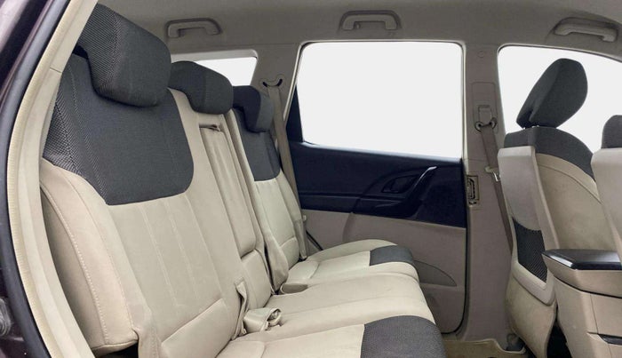 2016 Mahindra XUV500 W4, Diesel, Manual, 1,17,929 km, Right Side Rear Door Cabin