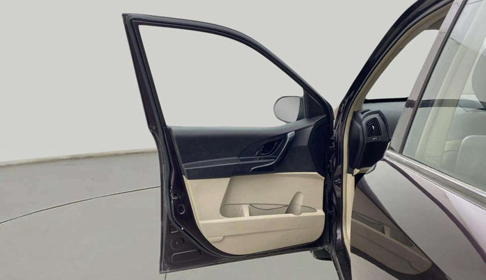 2016 Mahindra XUV500 W4, Diesel, Manual, 1,17,929 km, LHS Front Door