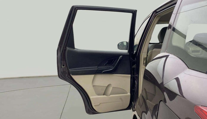 2016 Mahindra XUV500 W4, Diesel, Manual, 1,17,929 km, LHS Rear Door
