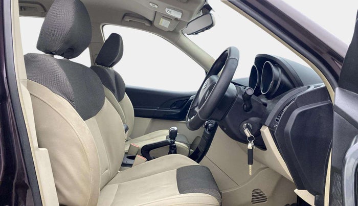 2016 Mahindra XUV500 W4, Diesel, Manual, 1,17,929 km, Right Side Front Door Cabin