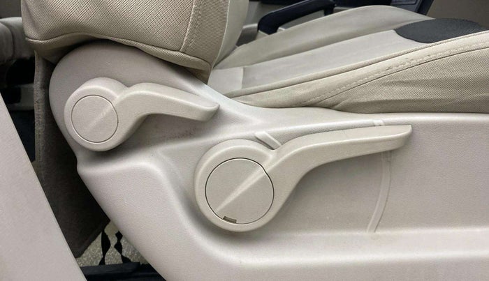 2016 Mahindra XUV500 W4, Diesel, Manual, 1,17,929 km, Driver Side Adjustment Panel
