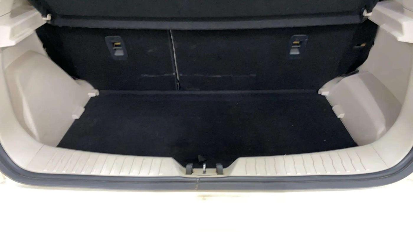 2021 Mahindra XUV300 W8 (O) 1.5 DIESEL AMT DUAL TONE, Diesel, Automatic, 66,857 km, Boot Inside