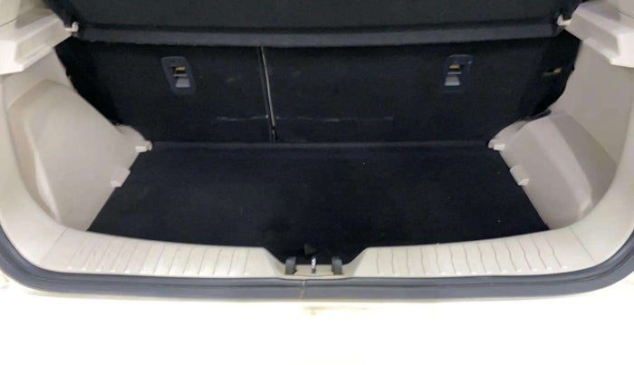 2021 Mahindra XUV300 W8 (O) 1.5 DIESEL AMT DUAL TONE, Diesel, Automatic, 66,857 km, Boot Inside